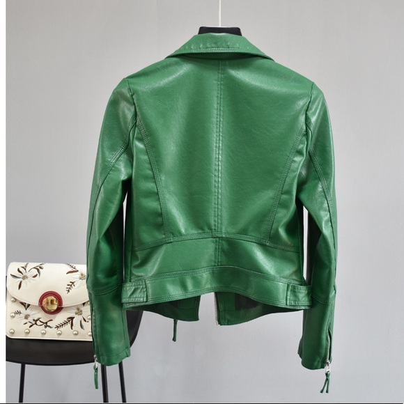 ☘️SALE☘️Vegan leather women’s short moto jacket - Picture 6 of 12
